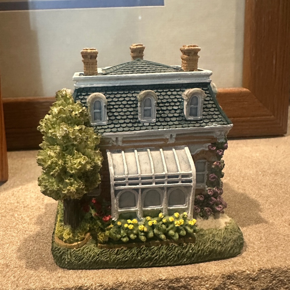 BERGMAN'S CLOCK SHOP: Liberty square miniature house - Picture 3 of 5